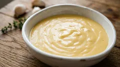 Este molho de queijo, que se prepara em 10 minutos, substituiu a maionese e o ketchup — até o preparo para barrar no pão