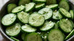 Pepinos crocantes e levemente salgados num saco