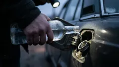 Por que razão muitos condutores adicionam álcool à gasolina: o resultado não é óbvio