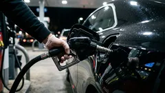 Por que é que alguns condutores não desligam o motor nas estações de serviço — será que isso está certo